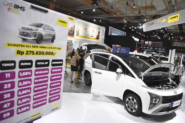 Pengunjung mengamati bagian dalam mobil yang dipamerkan pada pameran Indonesia Internasional Motor Show (IIMS) di JIExpo Kemayoran, Jakarta, Senin (20/2/2023). Foto: ANTARA FOTO/M Risyal Hidayat