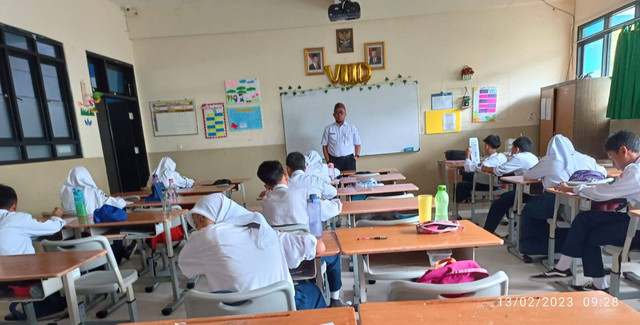 Guru sedang melakukan Asesmen ( Dokumen Pribadi )