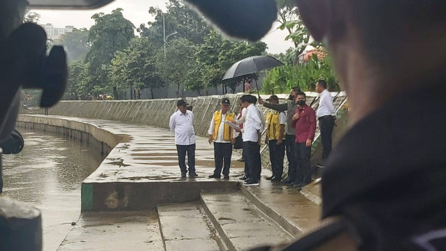 Presiden Jokowi tinjau normalisasi Kali Ciliwung. Foto: Nadia Riso/kumparan