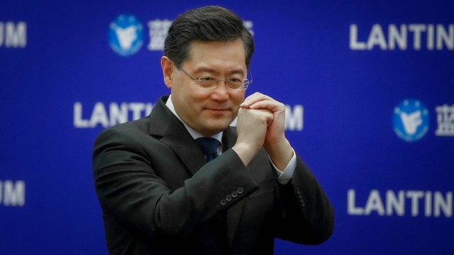 Menteri Luar Negeri China Qin Gang menghadiri "Forum Lanting" untuk menyampaikan pidato utama di Beijing, China, 21 Februari 2023. Foto: Thomas Peter/REUTERS