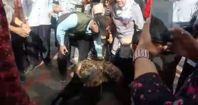 Tangkapan layar video Menteri Sosial, Tri Rismaharini, saat bersujud ke staf pengajar di SLB Wyata Guna Bandung. Foto: Rachmadi Rasyad/kumparan