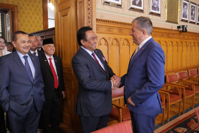 Wakil Ketua DPR RI Bidang Korinbang, Rachmat Gobel, menjelaskan tentang pembangunan Ibukota Negara (IKN) baru di Kalimantan di hadapan pimpinan DPR Hungaria. Foto: Dok. Istimewa