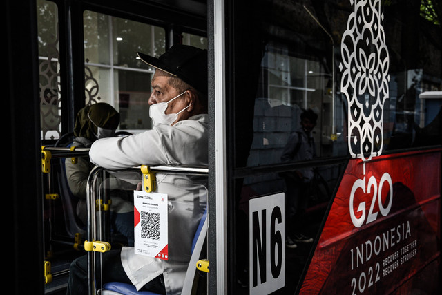 Seorang penumpang yang sedang menunggu keberangkatan Trans Metro Pasundan. (Foto: Dimas Rachmatsyah/Unsplash)