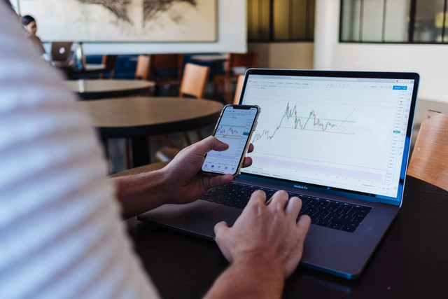 Ilustrasi Trader saat Trading. Foto: Unsplash.com/JasonBriscoe