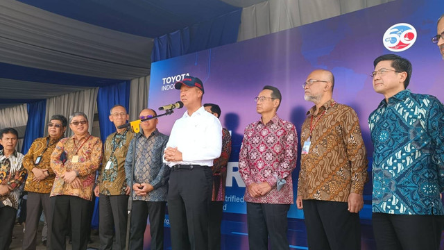 Menteri Perindustrian Agus Gumiwang Kartasasmita melepas ekspor perdana kendaraan elektrifikasi produksi PT Toyota Motor Manufacturing Indonesia (TMMIN) di Karawang, Selasa (21/2/2023). Foto: Akbar Maulana/kumparan