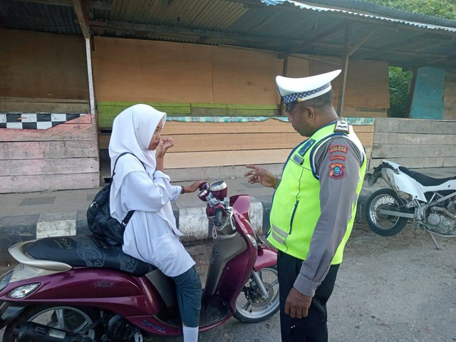 Tampak salah satu siswi terjaring razia