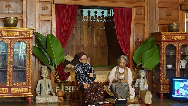 Ahli Filologi Naskah Jawa Kuna dan Sansekerta, KRT. Manu J. Widyaseputra, saat menjadi pembicara dalam acara Reinterpretasi Sumpah Gajah Mada: Menuju Relasi yang Lebih Harmonis Antara Bumi dan Manusia di Kotagede, Yogya, Selasa (21/2). Foto: Widi RH Pradana