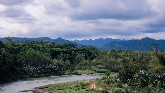 Sungai Progo di bawah pegunungan Menoreh. Foto: Widi RH Pradana