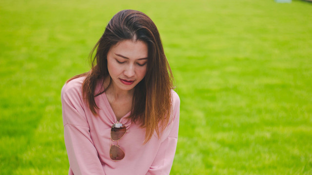 Ilustrasi perempuan punya self-esteem yang rendah. Foto: PURIPAT PENPUN/Shutterstock