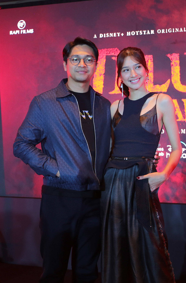 Sejumlah artis diantaranya Deva Mahenra dan Mikha Tambayong saat hadir di screening film Teluh Darah di Plaza Indonesia, Jakarta, Selasa, (21/2/2023). Foto: Agus Apriyanto