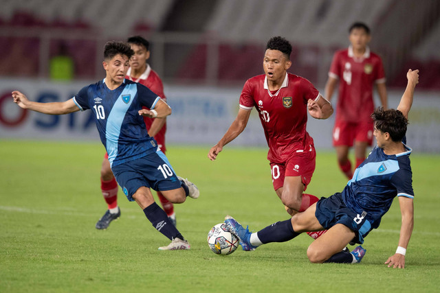 Pesepak bola Timnas U-20 Indonesia Ginanjar Wahyu Ramadhani (tengah) berebut bola dengan pesepak bola timnas U-20 Guatemala Allan Javier Juarez Aristondo (kiri) dan Nestor Ariel Cabrera Gabriel pada laga uji coba di Stadion Utama Gelora Bung Karno. Foto: Wahyu Putro A/Antara Foto