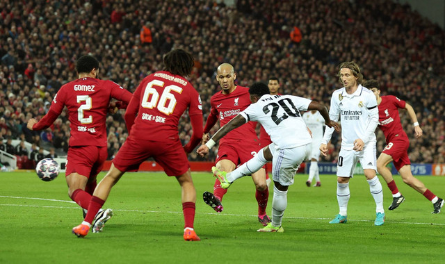 Vinicius Junior mencetak gol pertama Real Madrid kala bertandang ke markas Liverpool di babak 16 besar Liga Champions 2022/23, Stadion Anfield, Inggris, Rabu (22/2). Foto: Phil Noble/REUTERS