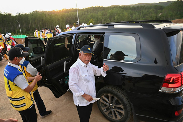 Menteri PUPR Basuki Hadimuljono saat meninjau pembangunan kawasan Kantor Kementerian Koordinator di Kawasan Inti Pusat Pemerintahan IKN, Sepaku, Kabupaten Penajam Paser Utara, Kalimantan Timur, Selasa (21/2/2023). Foto: Indrianto Eko Suwarso/ANTARA FOTO