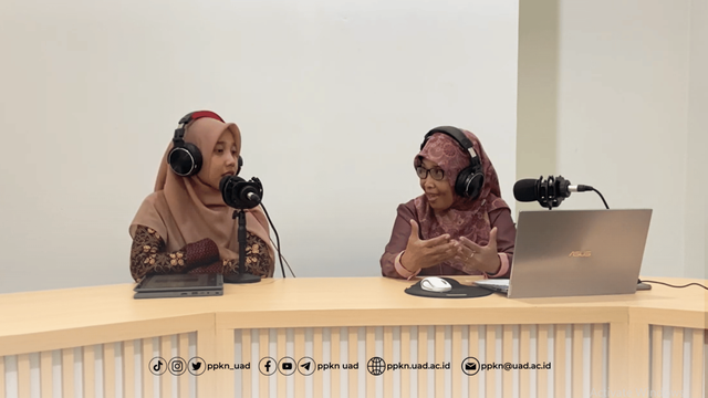 Dr. Sumaryati, M.Hum., saat Berdiskusi Buku Budi Orang Yang Memegang Pemerintahan. Foto: Istimewa