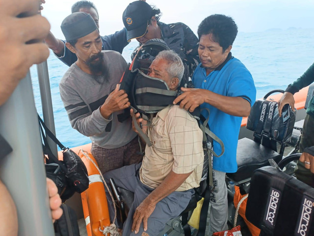 Matak, warga Dusun Baru, Kecamatan Belitung terjatuh dari kapal di perairan Karimata akhirnya ditemukan selamat. Foto: Basarnas Pontianak