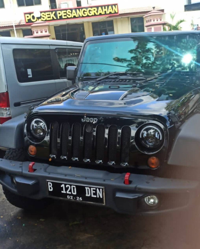 Jeep Rubicon di Polsek Pesanggrahan dengan pelat nomor yang belum diganti, yakni B 120 DEN. Foto: Dok. Istimewa