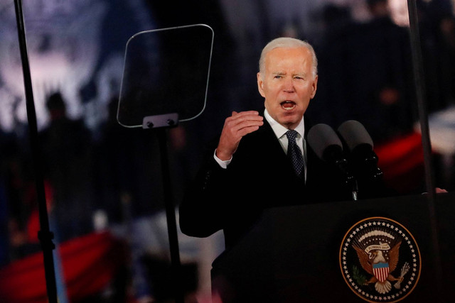 Presiden AS Joe Biden memberikan sambutan menjelang peringatan satu tahun invasi Rusia ke Ukraina di Royal Warsaw Castle Gardens di Warsawa, Polandia pada Selasa (21/2/2023). Foto: David W Cerny/REUTERS