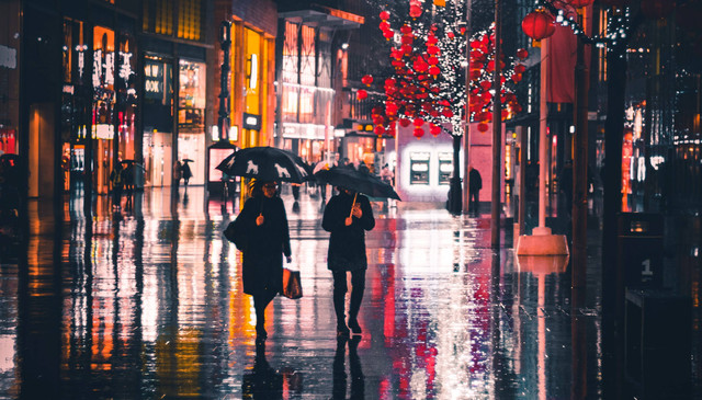 kata kata tentang hujan di malam hari. sumber foto : unsplash/jack.