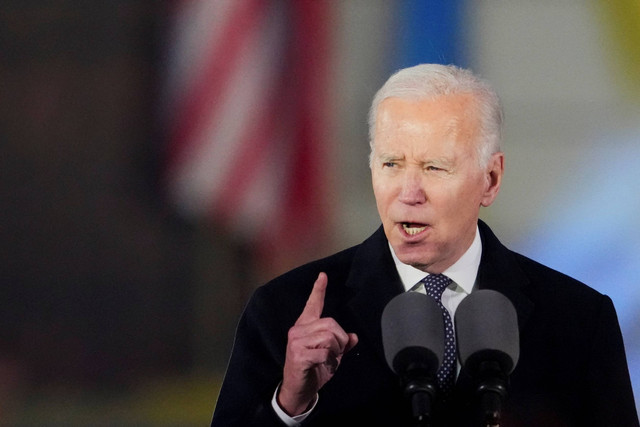 Presiden AS Joe Biden memberikan sambutan menjelang peringatan satu tahun invasi Rusia ke Ukraina di Royal Warsaw Castle Gardens di Warsawa, Polandia pada Selasa (21/2/2023). Foto: Aleksandra Szmigiel/REUTERS 