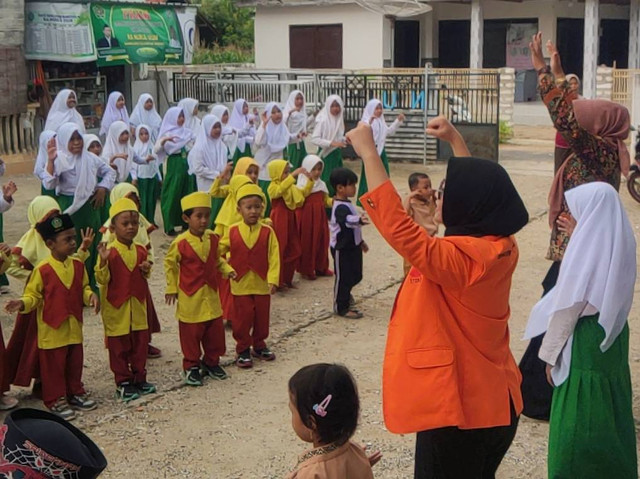 Potret salah satu anggota BEM UISI saat memimpin senam ceria di RA, KB, dan MI Nurul Ulum