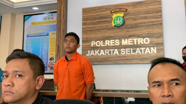 Mario Dandy Satriyo pelaku penganiayaan ditampilkan di Polres Jakarta Selatan menggunakan baju tahanan. Foto: Luthfi Humam/kumparan