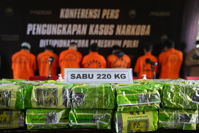 Barang bukti dan tersangka dihadirkan saat rilis pengungkapan kasus narkoba jaringan internasional di Bareskrim Polri, Jakarta, Rabu (22/2/2023). Foto: Aditia Noviansyah/kumparan