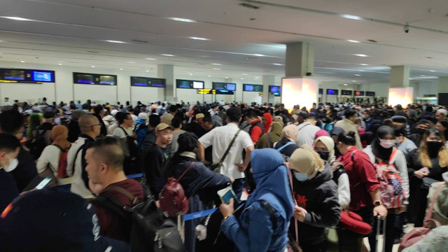Antrean mengular di gate masuk Terminal 3 Bandara Soetta. Foto: Dok. Istimewa