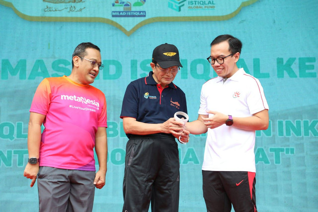 Peluncuran platform Istiqlalverse oleh Direktur Digital Business Telkom Fajrin Rasyid (paling kanan) didampingi oleh Deputy EVP DBT Telkom Ery Punta (paling kiri) secara langsung bersama Imam Besar Masjid Istiqlal Prof. Dr. KH. Nasaruddin Umar, M.A, (tengah) pada rangkaian acara perayaan ulang tahun Masjid Istiqlal ke-45, Rabu (22/2). Foto: Telkom