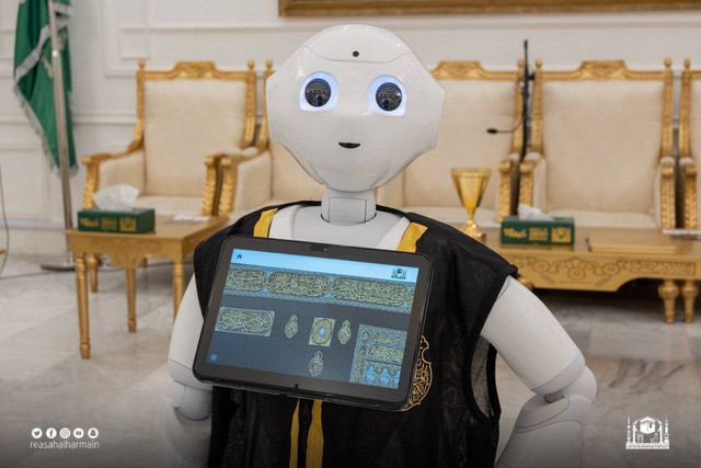 Robot yang bisa melayani tamu dalam 11 bahasa ini bekerja di  Kompleks Raja Abdulaziz untuk Kiswah Ka'bah Suci, Makkah, Arab Saudi. Foto: gph.gov.sa