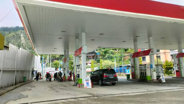 Pemandangan kendaraan di SPBU APO Kota Jayapura yang sebelumnya dipenuhi antrean kendaraan untuk membeli BBM. Foto: Katharina/BumiPapua 