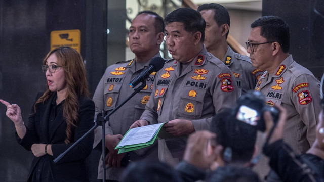 Karo Penmas Divisi Humas Polri Brigjen Pol Ahmad Ramadhan (ketiga kiri) di Mabes Polri, Jakarta, Rabu (22/2/2023). Foto: Muhammad Adimaja/Antara Foto 