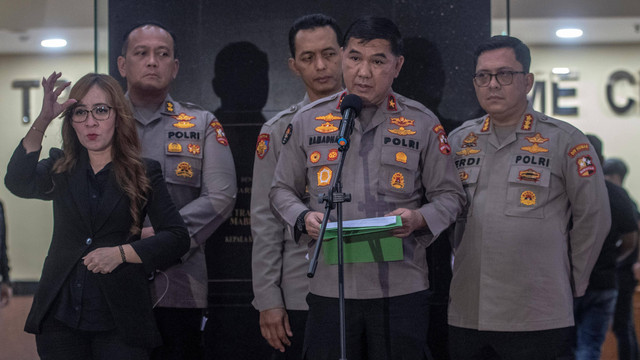 Karo Penmas Divisi Humas Polri Brigjen Pol Ahmad Ramadhan (kedua kanan) memberikan keterangan kepada media terkait hasil sidang kode etik Bharada Richard Eliezer atau Bharada E di Mabes Polri, Jakarta, Rabu (22/2/2023). Foto: Muhammad Adimaja/Antara Foto 