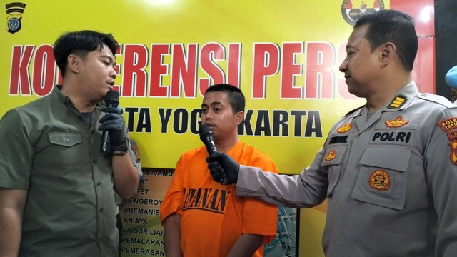 Pegawai honorer Dinskes Kalbar yang tawarkan jasa pembuatan sertifikat vaksin. Foto: Maria Wulan/Tugu Jogja