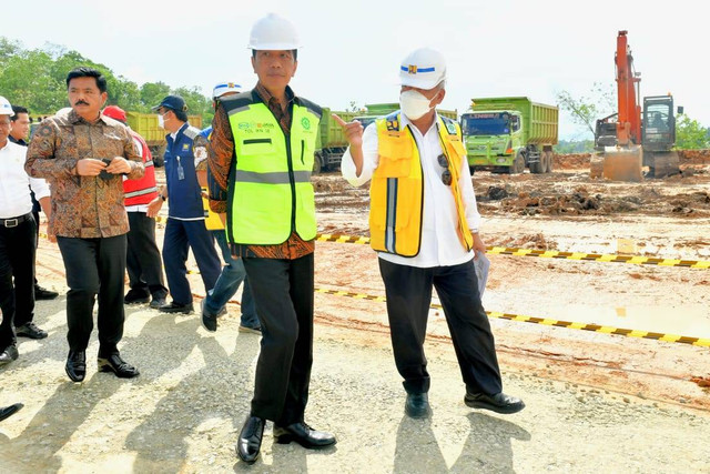 Presiden Jokowi meninjau Proyek Jalan Tol Ibu Kota Nusantara, Segmen 3B, Ruas KKT Kariangau - Sp. Tempadung, Kota Balikpapan.  hari ini Rabu (22/02/2023). Foto: Agus Suparto/Presidential Palace