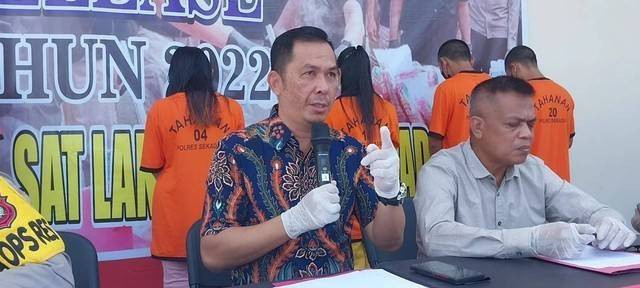 Kasat Reskrim Polres Sekadau, Iptu Rahmad Kartono, memberikan paparan saat press release akhir tahun 2022. Foto: Dina Mariana/Hi!Pontianak