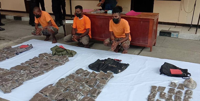 3 pelaku warga negara Papua Nugini yang kedapatan membawa 11 kilogram ganja lewat jalan tikus perbatasan. Rencananya ganja Papua Nugini ini akan ditukar dengan motor hingga barang elektronik. Foto: Faisal Narwawan/BumiPapua