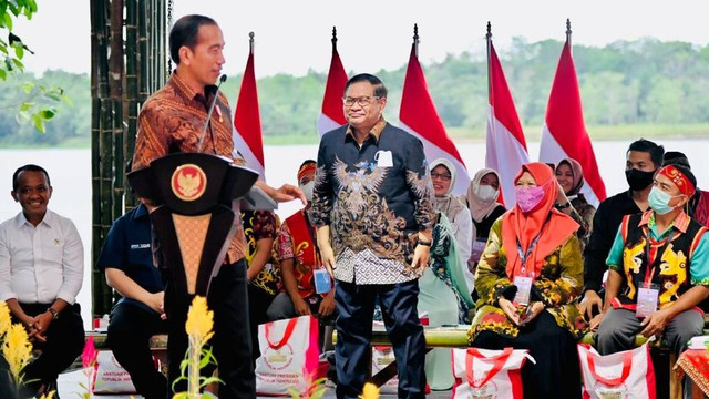 Presiden Jokowi menyerahkan 514 Surat Keputusan (SK) Perhutanan Sosial di Balikpapan, Rabu (22/2/2023). Foto: Laily Rachev/Biro Pers Sekretariat Presiden