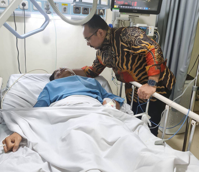 Menag Gus Yaqut menjenguk korban penganiayaan anak pejabat pajak di RS.  Foto: Dok. Istimewa
