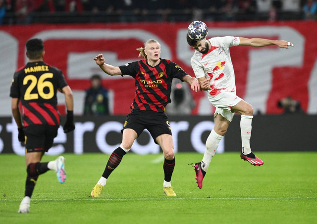 Pemain Manchester City, Erling Haaland, beraksi kala bertandang ke markas RB Leipzig dalam pertandingan leg pertama babak 16 besar Liga Champions 2022/23 di Red Bull Arena, Kamis (23/2) Foto: Annegret Hilse/REUTERS