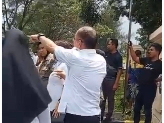 Bupati saat menunjuk pendemo. Foto: Istimewa