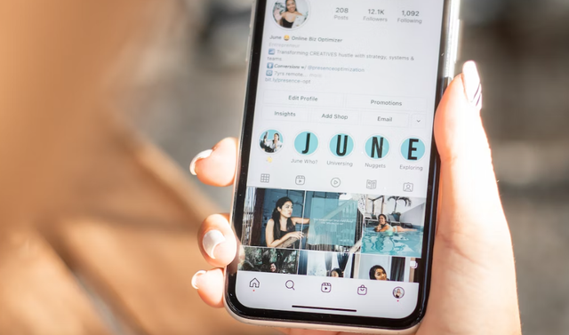 Ilustrasi melihat halaman profil Instagram. Foto: Unsplash.com