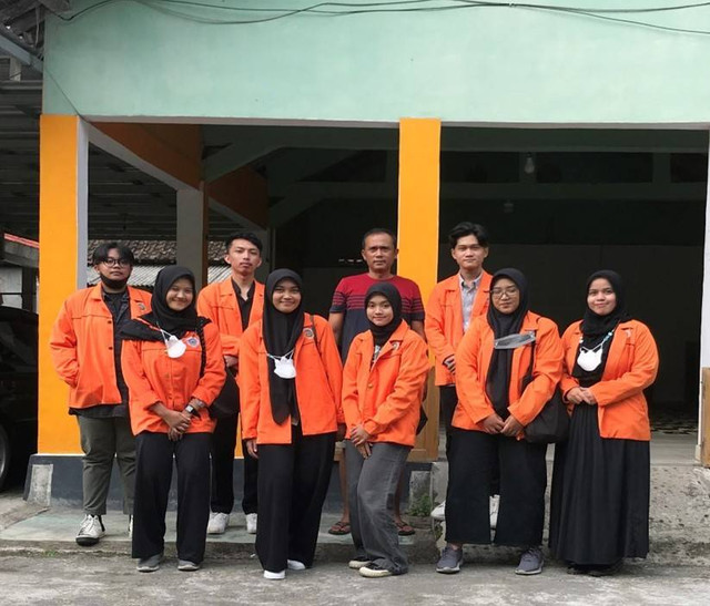 Mahasiswa KKN Universitas Ahmad Dahlan Bersama Dukuh Dusun Turi, Sidomulyo, Bambanglipuro, Bantul