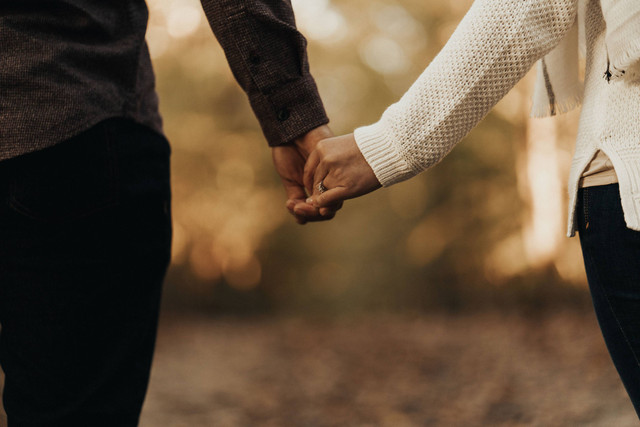Ilustrasi Caption Bertahan dalam Hubungan, Penuh Makna dan Nasihat. Foto: Unsplash/Scott Broome.
