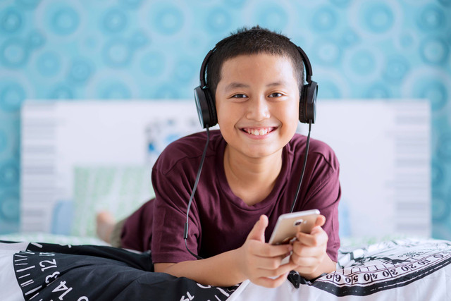 Ilustrasi Anak Praremaja Bermain Handphone. Foto: Creativa Images/shutterstock