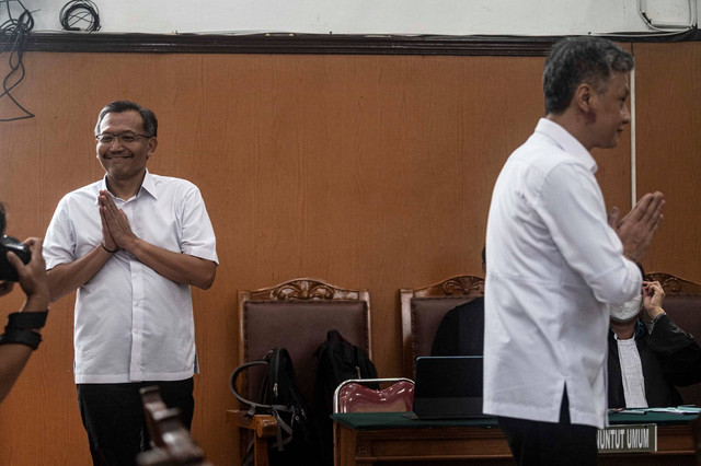 Terdakwa kasus "Obstruction of Justice" pada kasus pembunuhan Brigadir Yosua Hutabarat, Hendra Kurniawan dan Agus Nur Patria memasuki ruang sidang untuk menjalani sidang putusan di Pengadilan Negeri Jakarta Selatan, Jakarta, Kamis (23/2/2023). Foto: Aprillio Akbar/ANTARA FOTO