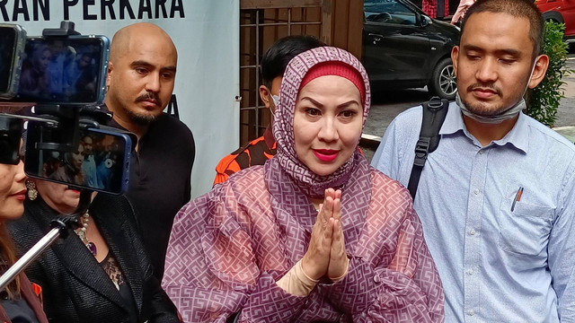 Venna Melinda usai hadiri mediasi di Pengadilan Agama Jakarta Selatan, Kamis (23/2/2023).
Foto: Aprilandika Pratama/kumparan