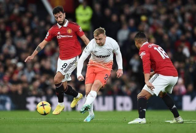 Pemain West Ham United Jarrod Bowen menembak ke gawang Manchester United saat pertandingan di Old Trafford, Manchester, Inggris. Foto: Peter Powell/Reuters