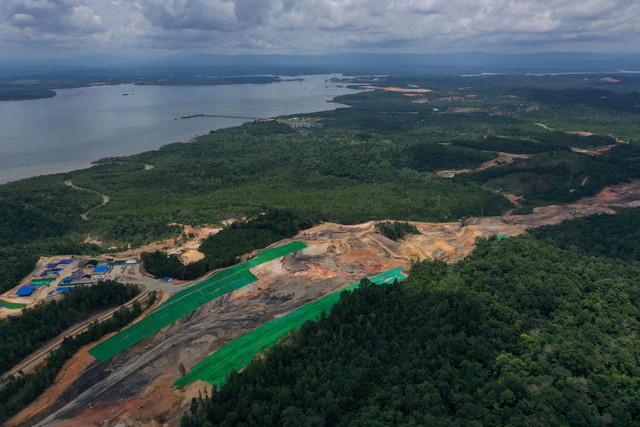 Foto udara proyek pembangunan tol Ibu Kota Negara (IKN) Nusantara segmen KKT Kariangau-Simpang Tempadung di Penajam Paser Utara, Kalimantan Timur, Kamis (23/2/2023). Foto: Indrianto Eko Suwarso/Antara Foto