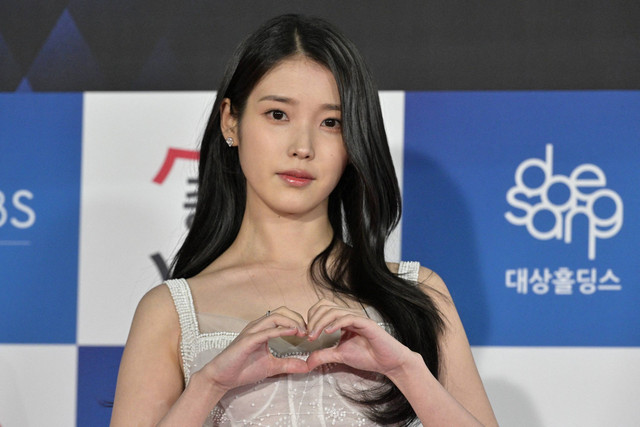 Aktris dan penyanyi Korea Selatan IU. Foto: ANTHONY WALLACE / AFP
