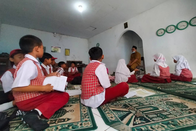 Murid-murid di SDN Argasari, Kecamatan Cihideung Kota Tasikmalaya, Jawa Barat terpaksa belajar di musala karena bau busuk menyengat. Foto: Dok. Istimewa